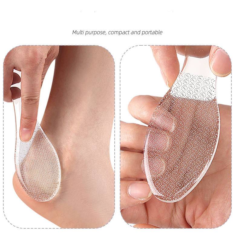 Zweiseitige Produktabbildung, die ein transparentes Gel-Fersenkissen mit Klebstoff zeigt, das auf der Ferse eines Fußes angebracht wird und in der Hand gehalten wird; Text sagt „Vielseitig einsetzbar, kompakt und tragbar".