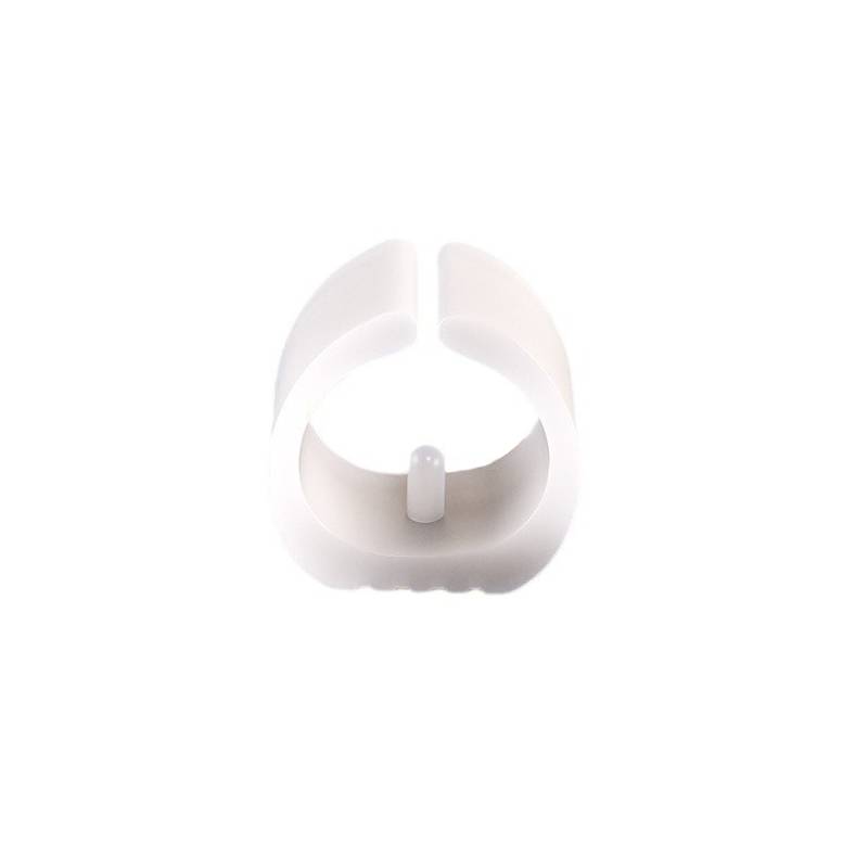 Weißer silikonförmiger Ring-förmiger Clip oder Kragen mit einem kleinen Mittelpflock auf einfachem weißem Hintergrund.