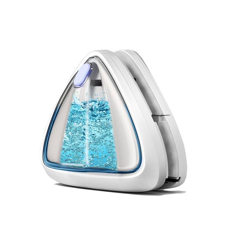 Tragbarer dreieckiger Dampfreiniger mit durchsichtigem Wassertank, der blaues Wasser zeigt, und einem Knopf oben, abgebildet auf weißem Hintergrund.