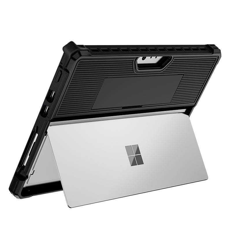 Ein robustes schwarzes Tablet-Etui mit integriertem Ständer, offen dargestellt, um ein silbernes Tablet mit dem Windows-Logo zu stützen.