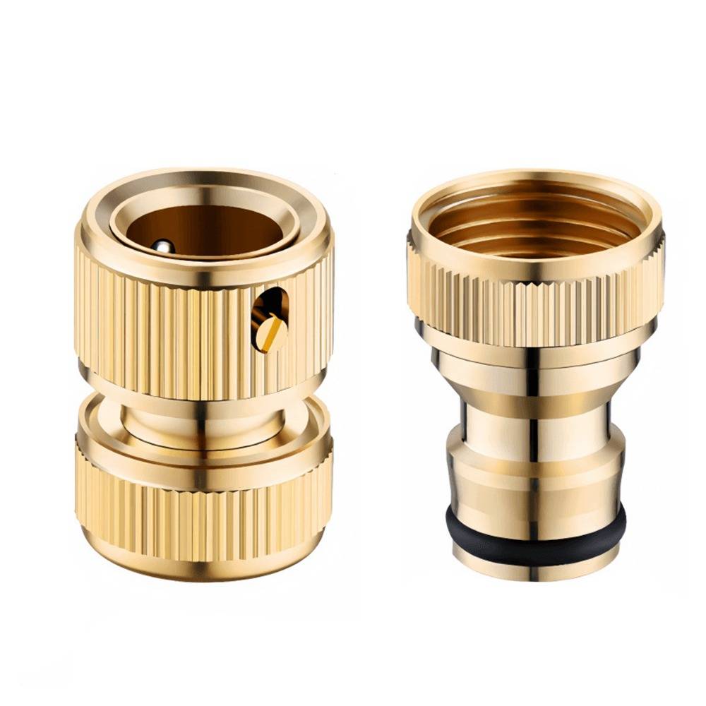 Zwei goldfarbene Metallschlauchverbinder/Adapter nebeneinander auf weißem Hintergrund, mit gerillten Griffen und Gewinde-Öffnungen.