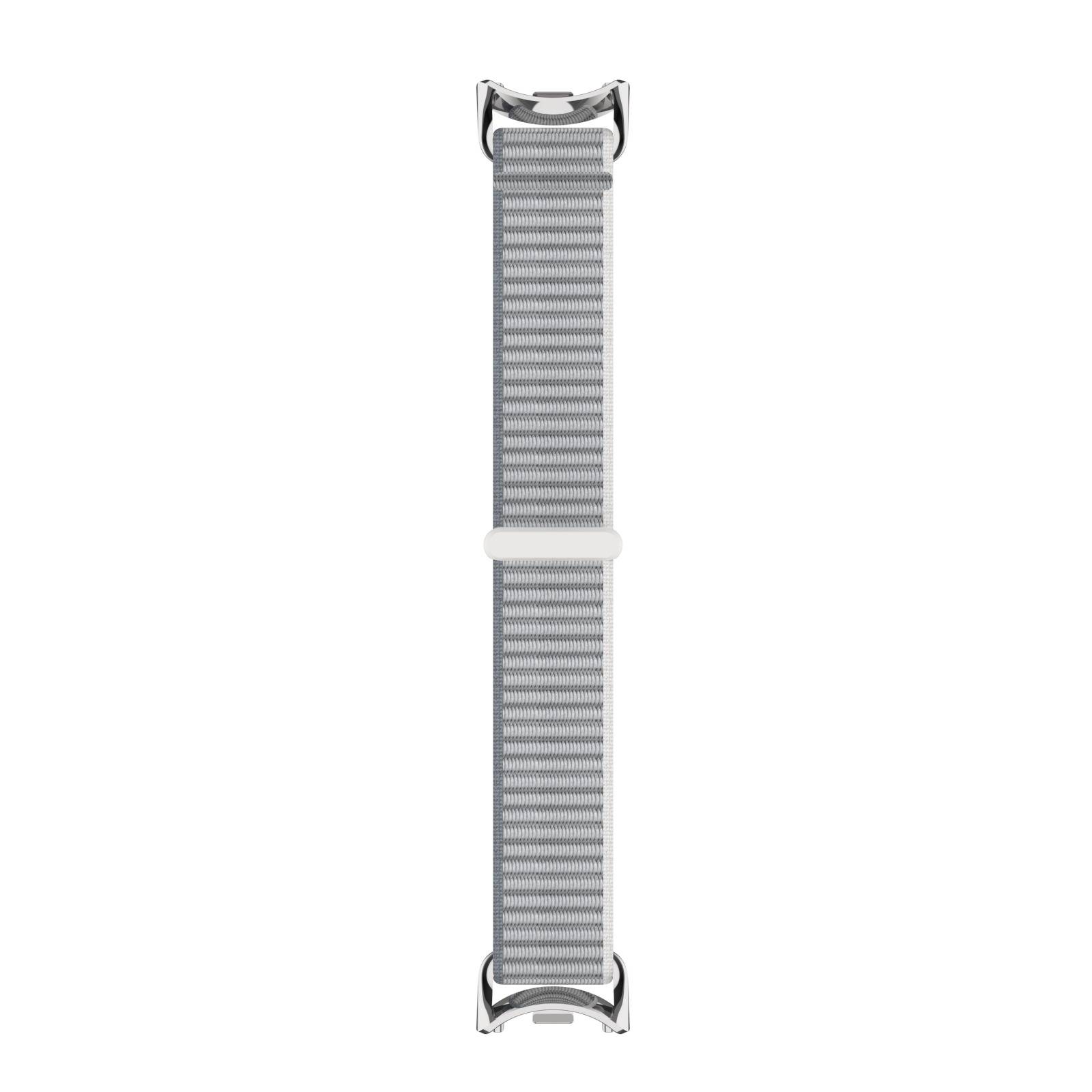 Graues Nylonuhrband mit silbernen Metallverbindern, vertikal auf weißem Hintergrund abgebildet.