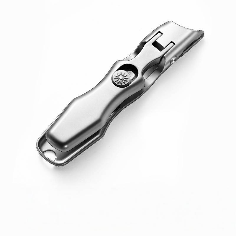 Silberner Metall-Nagelknipser mit zusammenklappbarem Hebel, abgebildet auf einfach weißem Hintergrund.