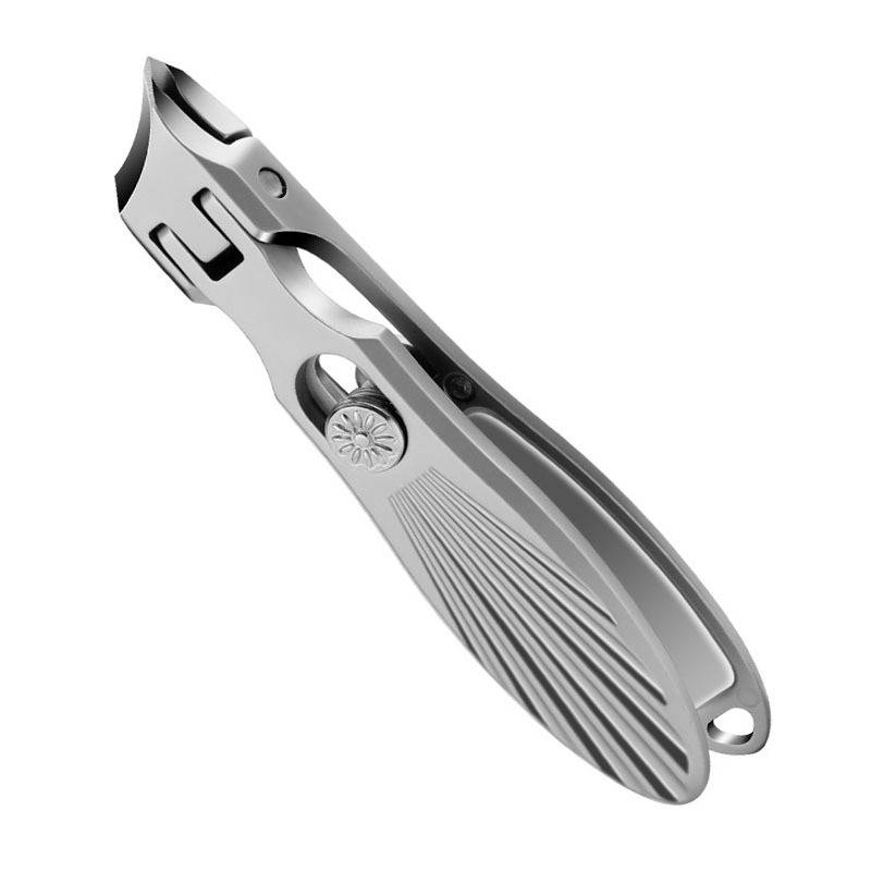 Silberwerkzeugmesser mit Zange und strukturiertem Griff auf weißem Hintergrund.