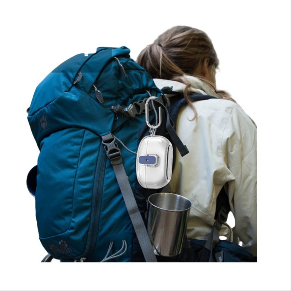 Rucksackwanderer von hinten zu sehen, trägt einen großen blauen Rucksack mit angehängtem Becher und kleinem weißem Beutel.