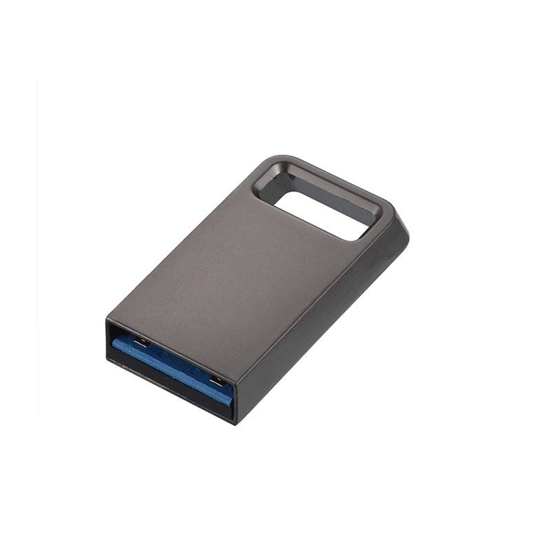 Schwarzes USB-Laufwerk mit rechteckiger Aussparung an einem Ende, isoliert auf weißem Hintergrund dargestellt.