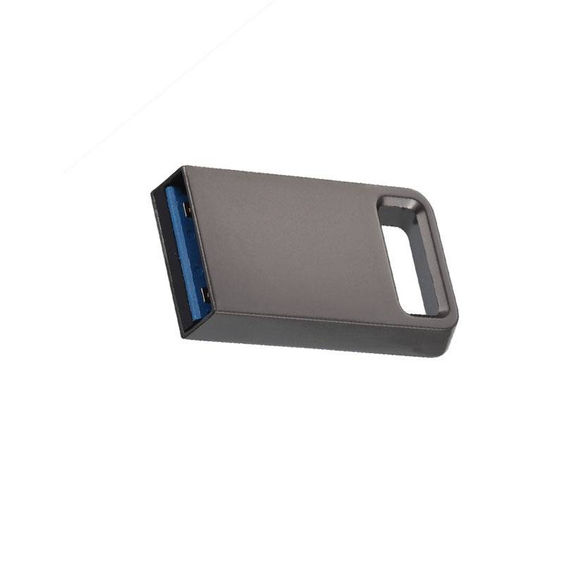 Ein kleiner schwarzer USB-Speicherstick mit einem blauen Stecker und einem Fingerloch, dargestellt auf weißem Hintergrund.