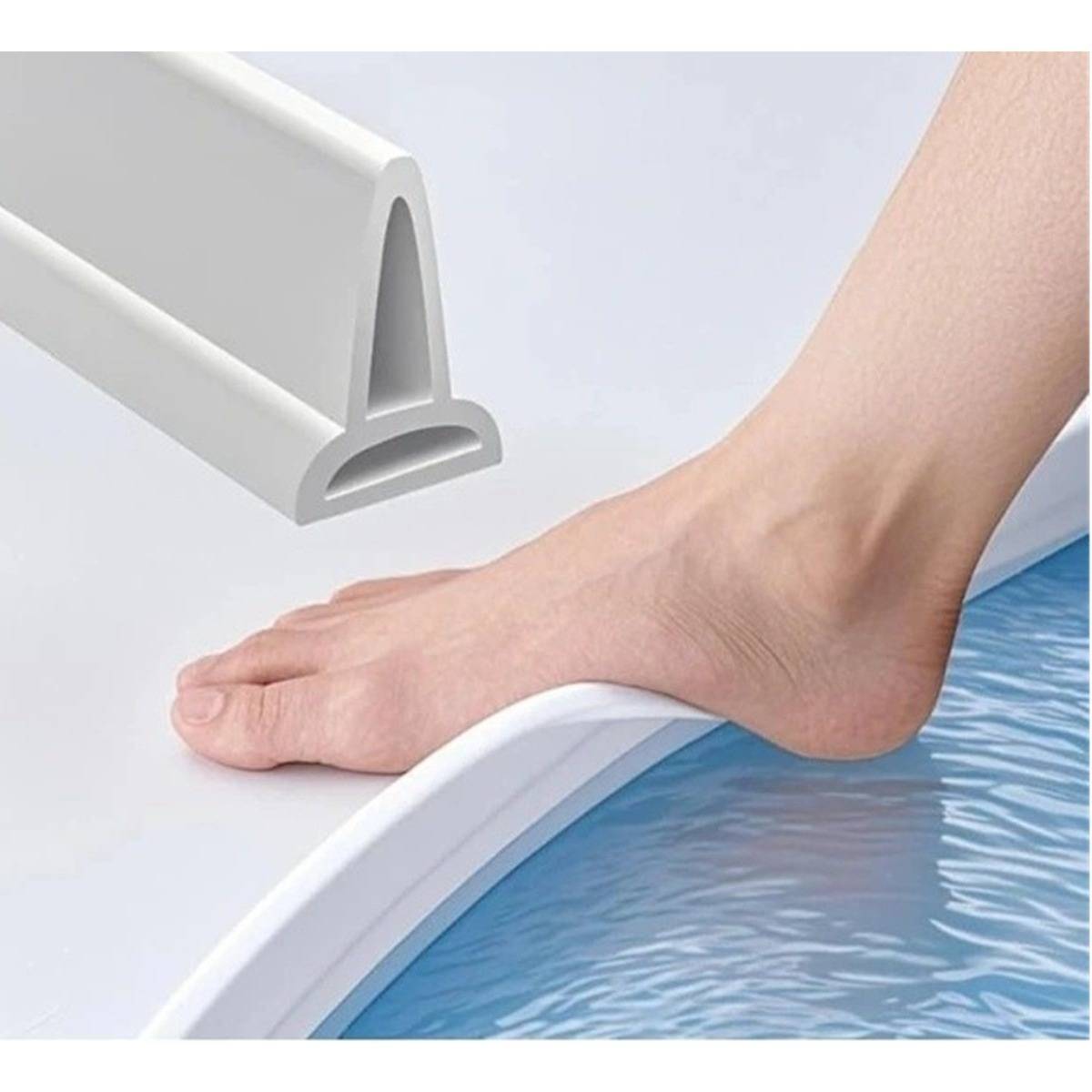 Fuß drückt auf einen weißen Dichtungsstreifen am Poolrand neben blauem Wasser, zeigt einen flexiblen Trim- oder Dichtungsstreifen zum Abdichten einer gekrümmten Oberfläche.