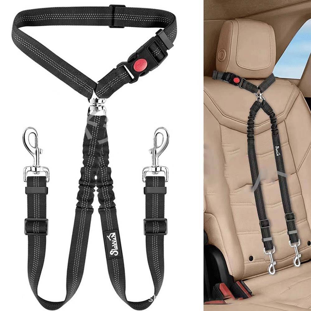 Verstellbarer Hunde-Autosicherheitsgurt mit zwei Schnappverschlüssen und einer Sitzarretierungsklammer, installiert auf einem Autositz.