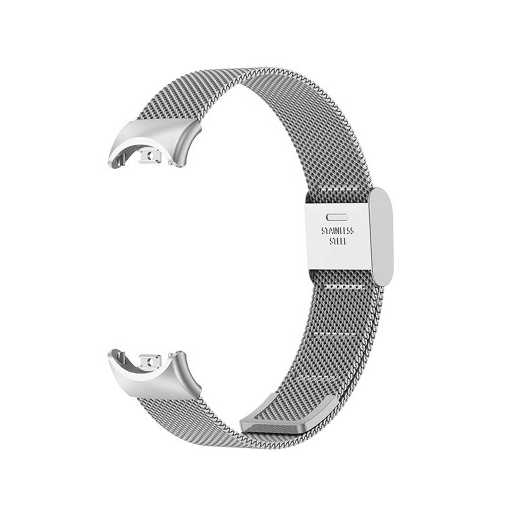 Silbernes Edelstahl-Mesh-Uhrenarmband mit Magnetverschluss, isoliert auf weißem Hintergrund dargestellt.