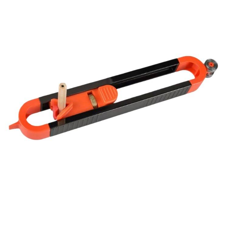 Ein Handwerkzeug mit einem schwarzen und orangefarbenen ovalen Rahmen, einem verstellbaren Blattmechanismus und einer Führungsrolle, gezeigt auf weißem Hintergrund.