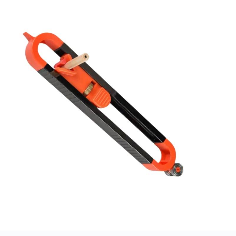 Eine orange-schwarze verstellbare Federklemme mit Holzgriff, gezeigt auf weißem Hintergrund.