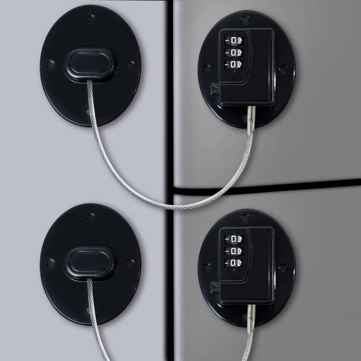 Nahaufnahme von zwei Kofferkombinationsschlössern, die durch ein Kabel verbunden sind und einen gesicherten Gepäckreißverschlussverschluss an grauen Taschen zeigen.
