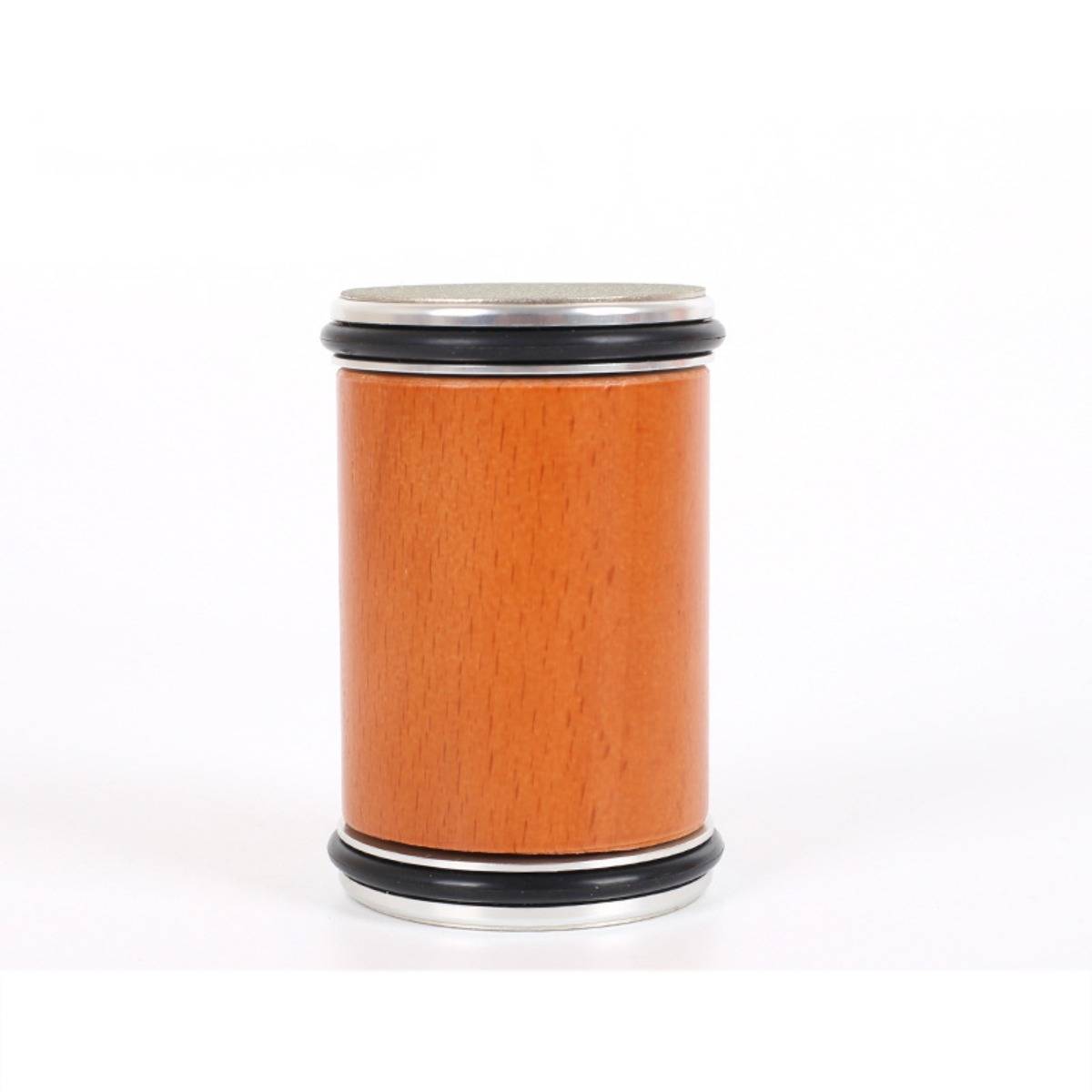 Orangener zylindrischer Behälter mit Metalldeckeln an beiden Enden, vor einem einfachen weißen Hintergrund gezeigt.