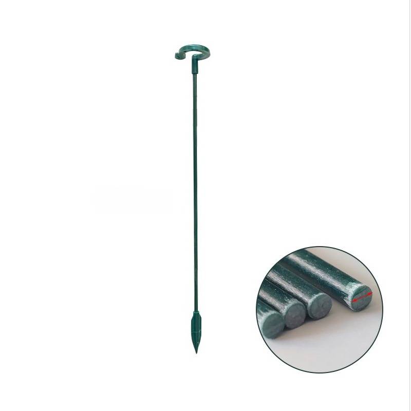 Grüner Metallgartenpfahl mit spitzer Bodenverankerung und gekrümmter Oberseite, dargestellt mit einer Nahaufnahme der Pfahlenden in einem Insetkreis.
