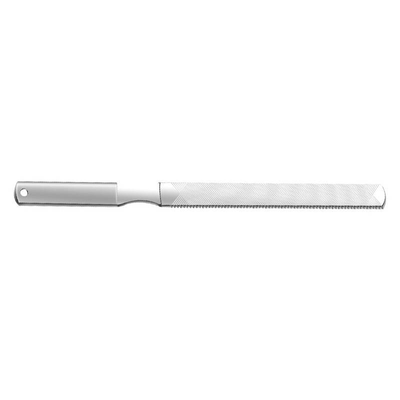 Silberne Handsäge mit flachem Metallgriff und langer Sägeblatt auf weißem Hintergrund.