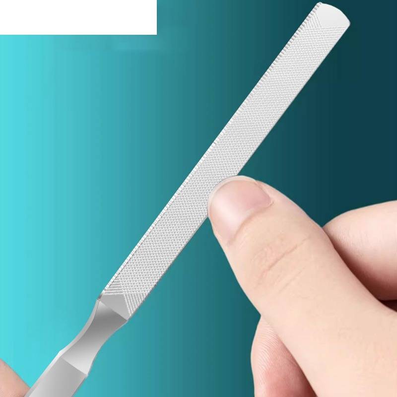 Nahaufnahme einer Hand, die eine Metallfeile gegen einen blaugrünen Hintergrund hält.