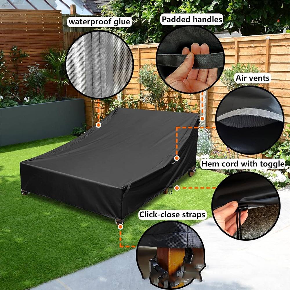 Schwarze Gartenmöbelabdeckung auf der Terrasse mit Beschriftungen für wasserdichtes Klebemittel, gepolsterte Griffe, Lüftungsöffnungen, Saum mit Kordel und Knebelzug sowie Click-Close-Verschlüsse.