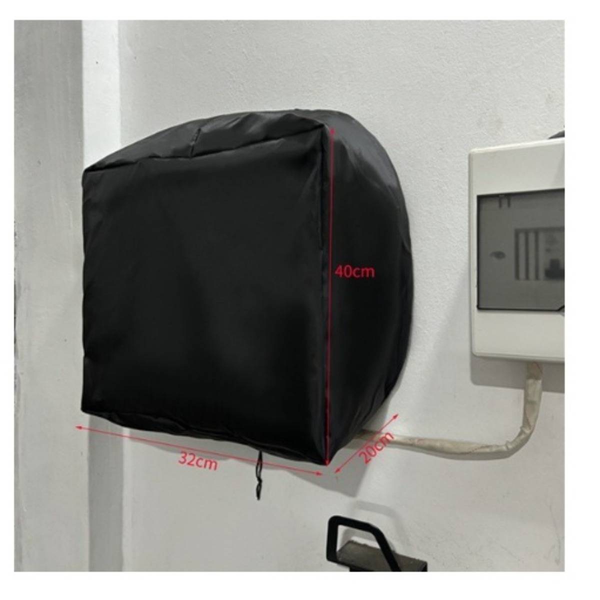 Schwarze wandmontierte Abdeckeinheit neben einem Schaltkasten, beschriftet mit 40 cm hoch, 32 cm breit und 20 cm tief.