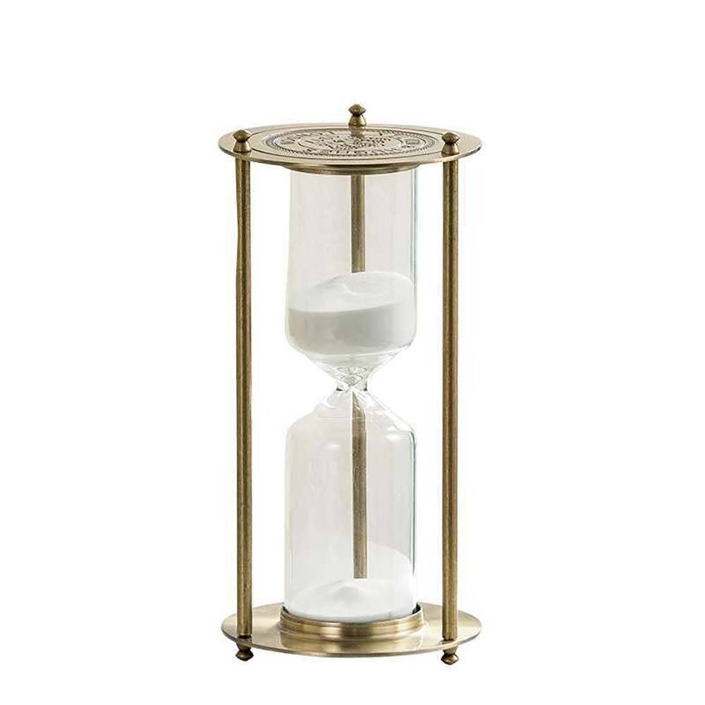 Eine Sanduhr mit Messingrahmen und weißem Sand, aufrecht auf einfachem weißem Hintergrund dargestellt.