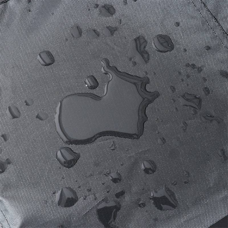 Nahaufnahme von Wassertropfen, die auf einer dunklen strukturierten Oberfläche perlen und zeigen Wasserbeständigkeit.