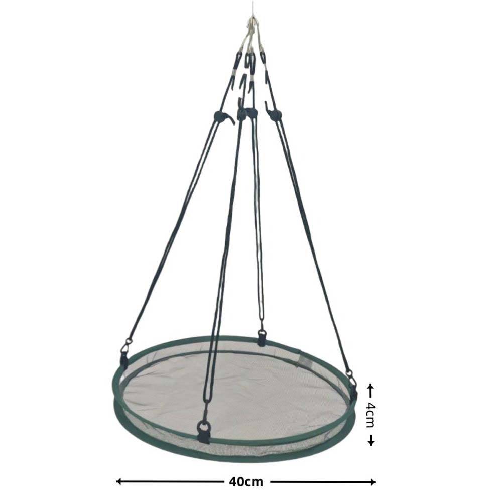 Rundes hängendes Drahtgitter-Korb oder -Tablett, das an Riemen aufgehängt ist, mit einer Breite von 40 cm und einer Tiefe von 4 cm.