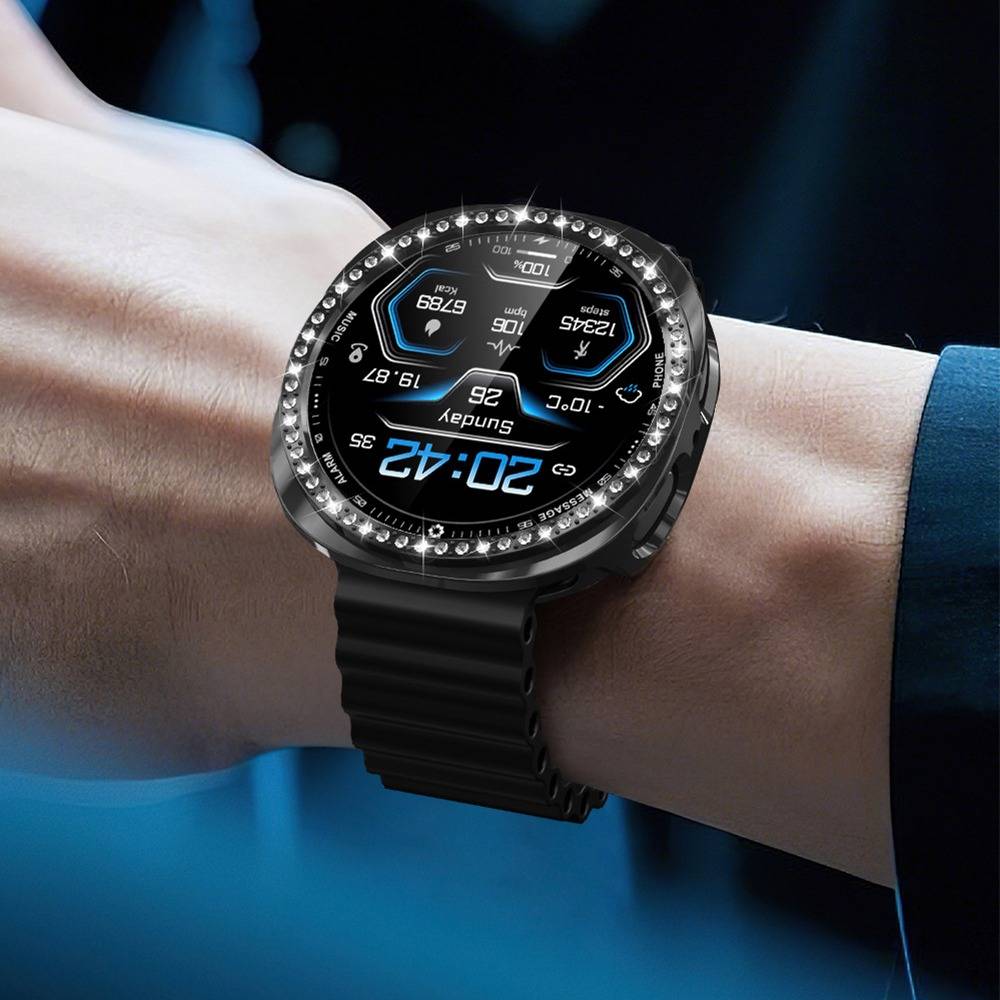 Nahaufnahme einer Smartwatch am Handgelenk, die ein digitales Zifferblatt mit Uhrzeit, Datum und Fitness-Statistiken zeigt.