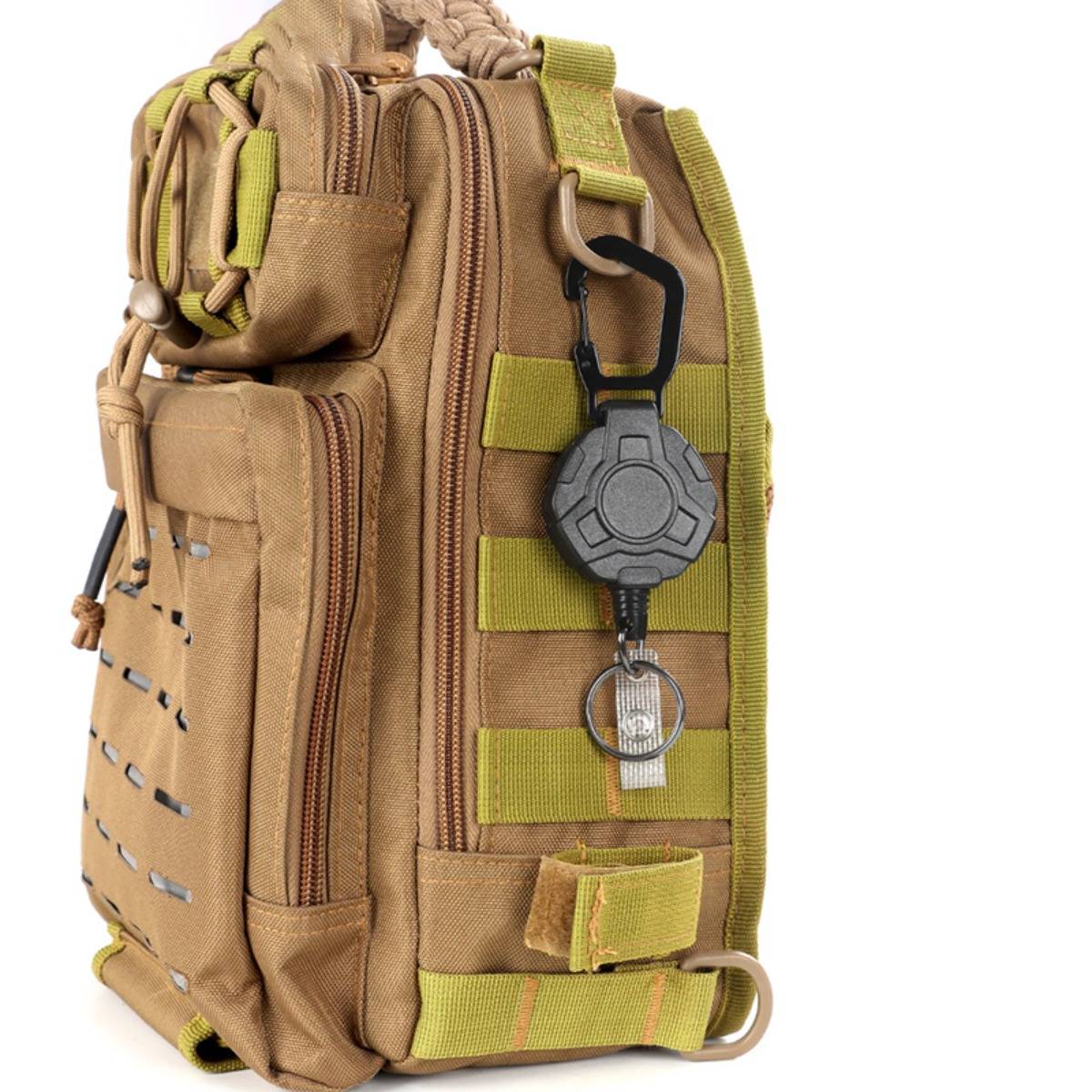 Taktischer Rucksack in Beige mit MOLLE-Webbing, mehreren Reißverschlusstaschen und seitlich montiertem ausziehbarem Kabelclip.