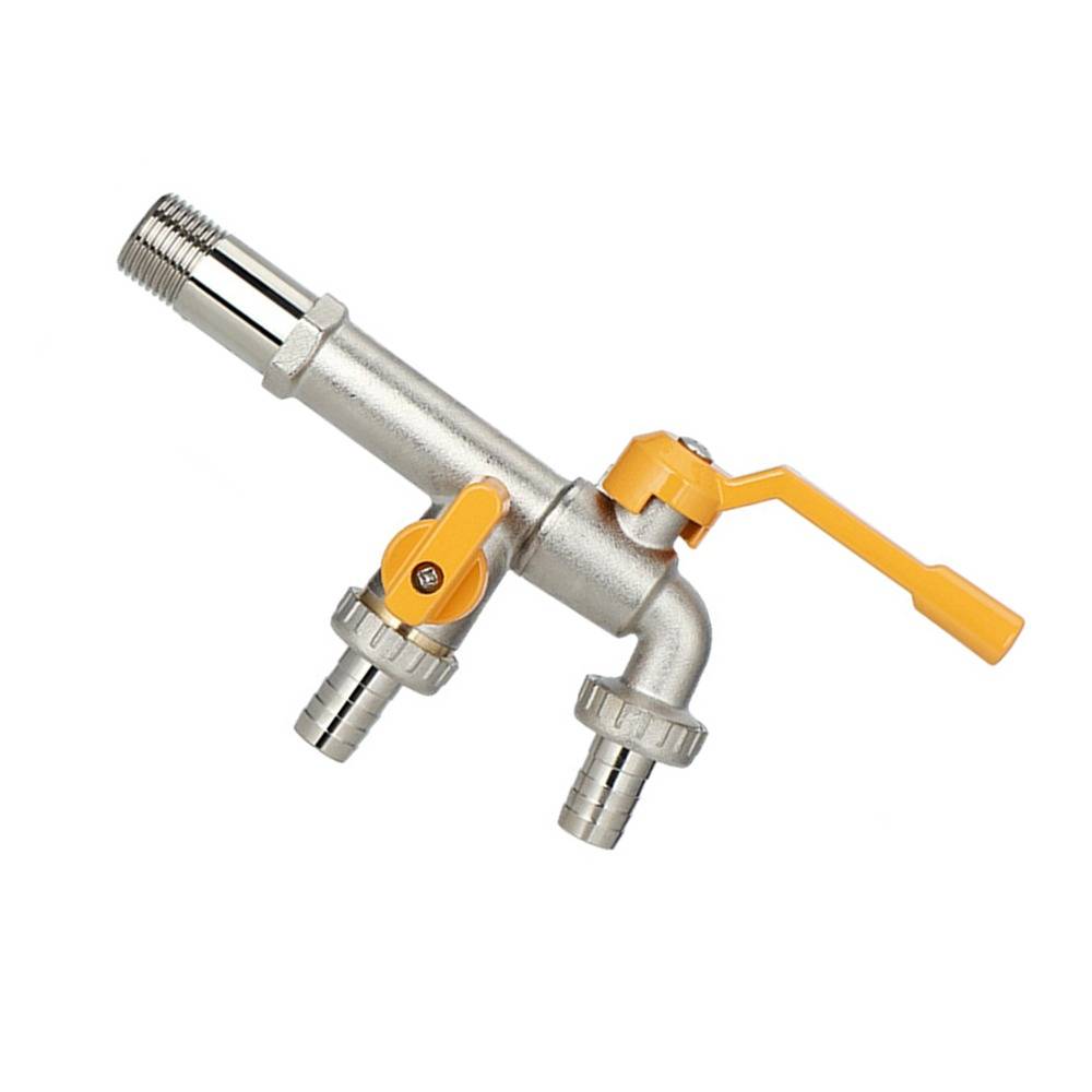 Metallischer Wasserhahn mit Schlauchstutzen mit orangefarbenem Hebel und zwei Schlauchangschlüssen auf weißem Hintergrund.