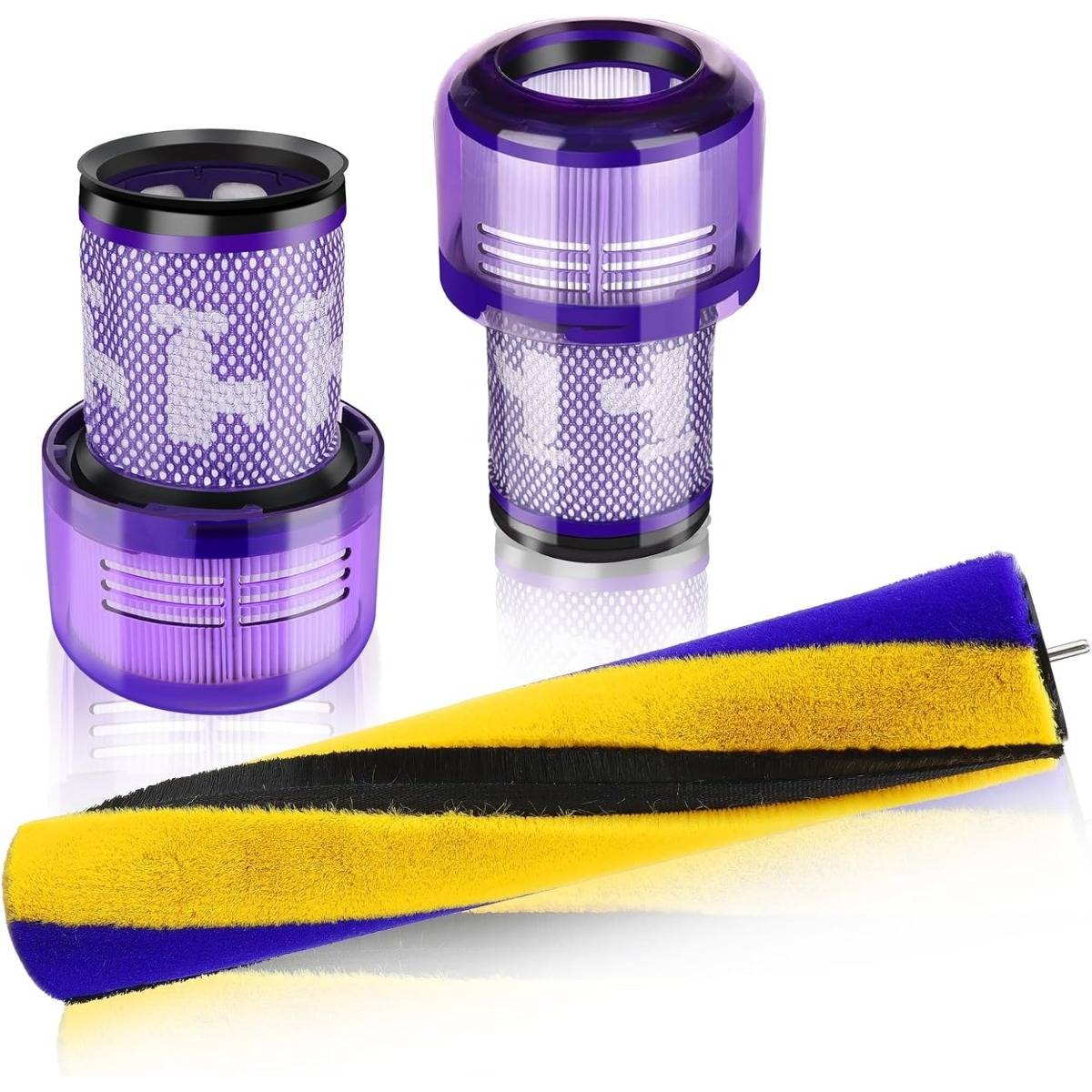 Violette Staubsaugerfilterkartuschen und eine lange gelb-schwarze Walzenbürste auf weißem Hintergrund.