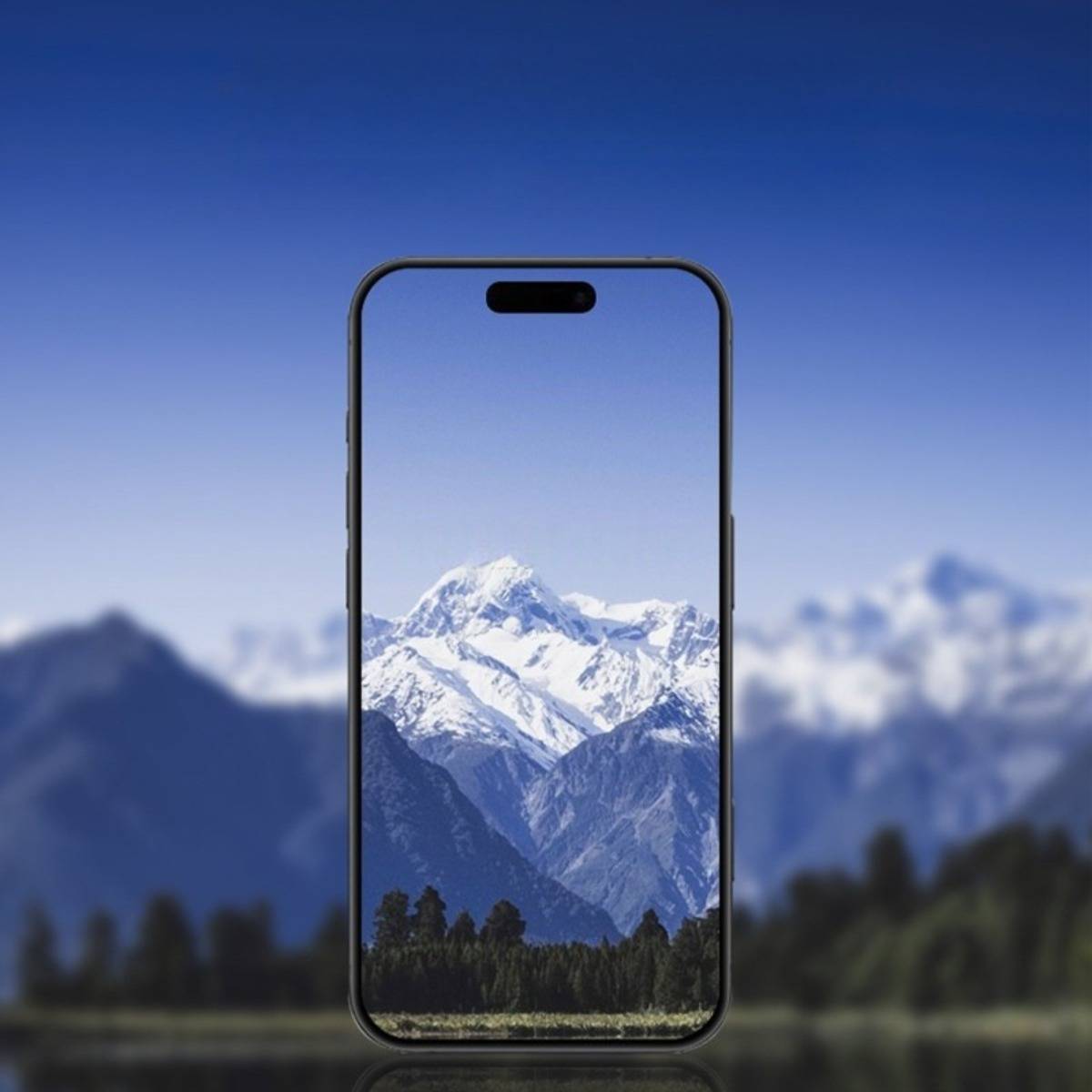Smartphone-Mockup zentriert in einer schneebedeckten Berglandschaft, mit denselben Gipfeln verschwommen im Hintergrund.