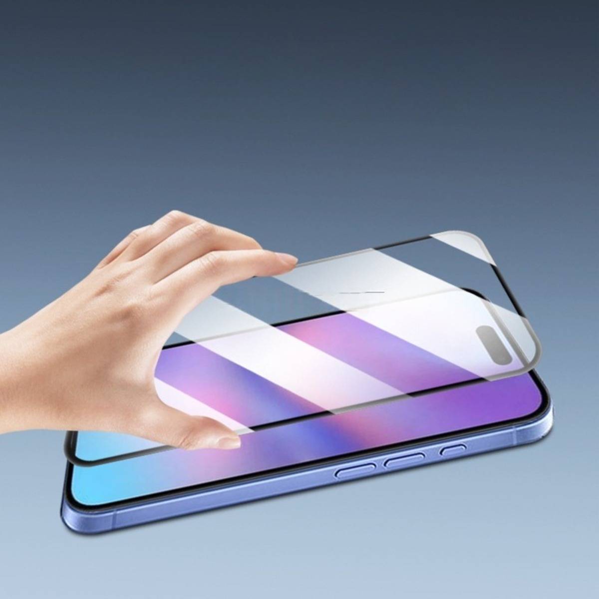 Hand bringt einen gehärteten Glassschutzfolie auf einem Smartphone an, wobei sie über dem Display ausgerichtet wird