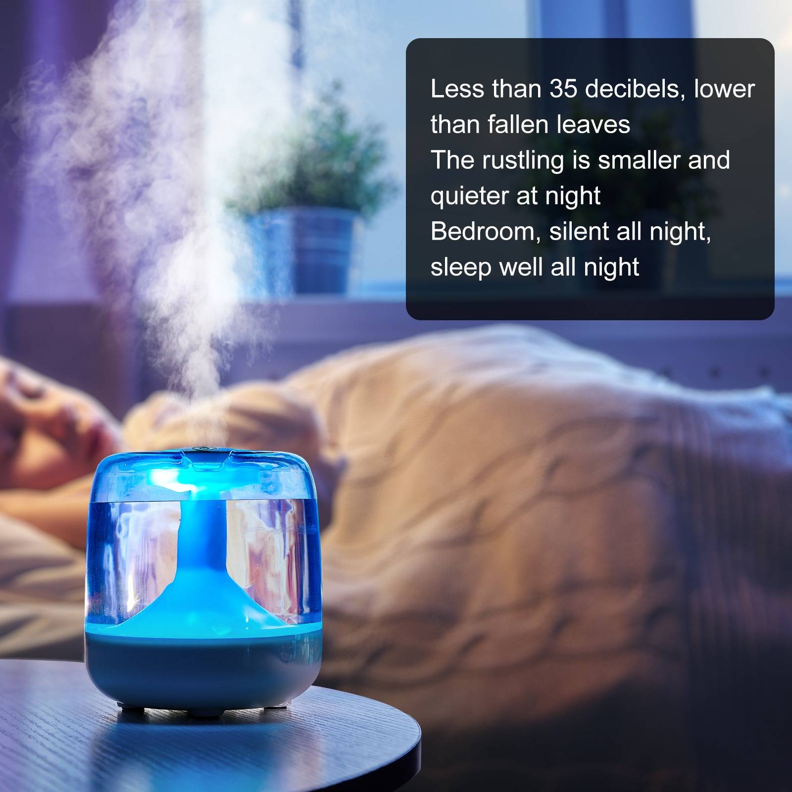 Blauer Luftbefeuchter auf einem Nachttisch verströmt Nebel in einem Schlafzimmer; Overlaytext sagt „Weniger als 35 Dezibel
