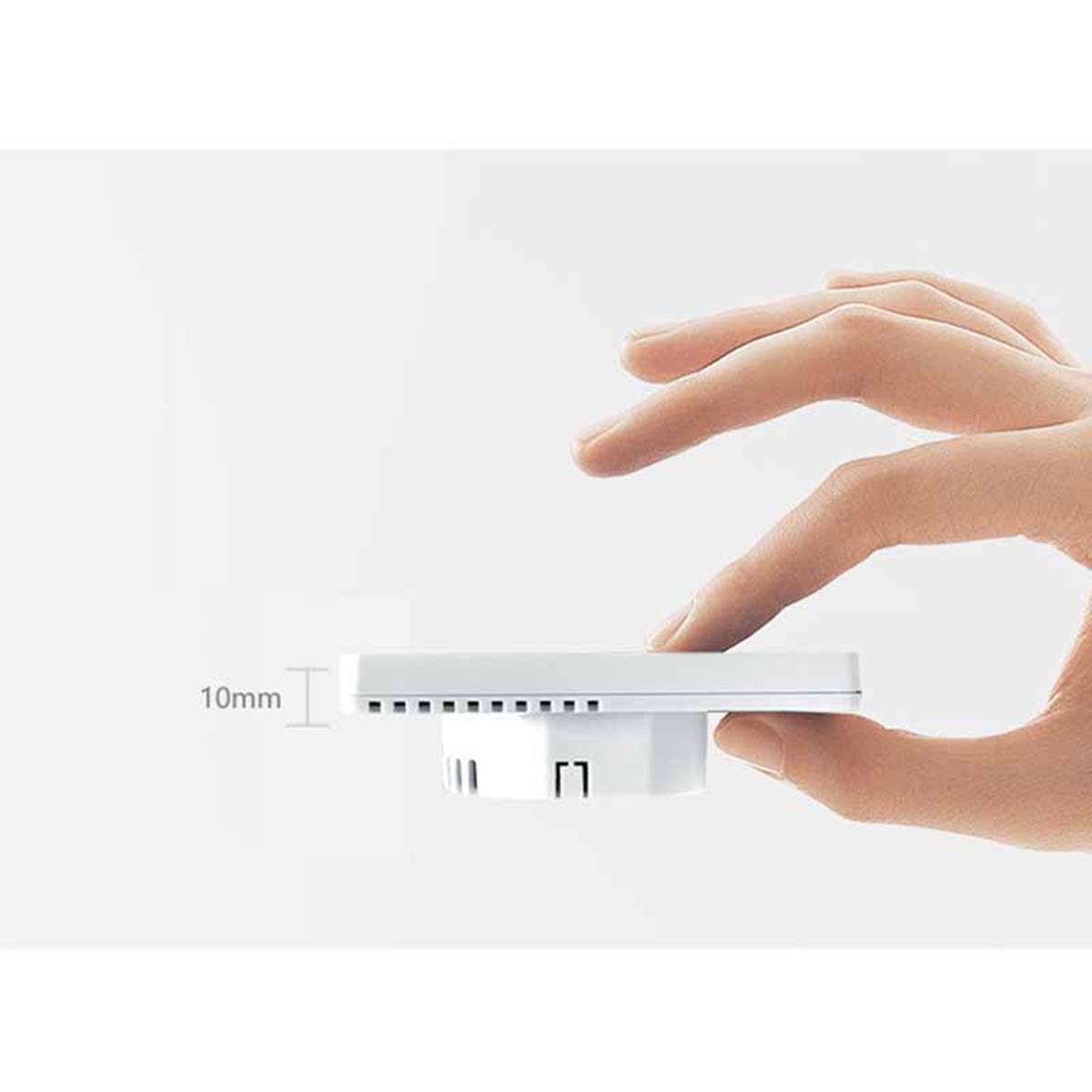Hand, die ein sehr dünnes weißes rundes Gerät hält, mit der Beschriftung 10mm dick, in Seitenansicht vor weißem Hintergrund gezeigt.