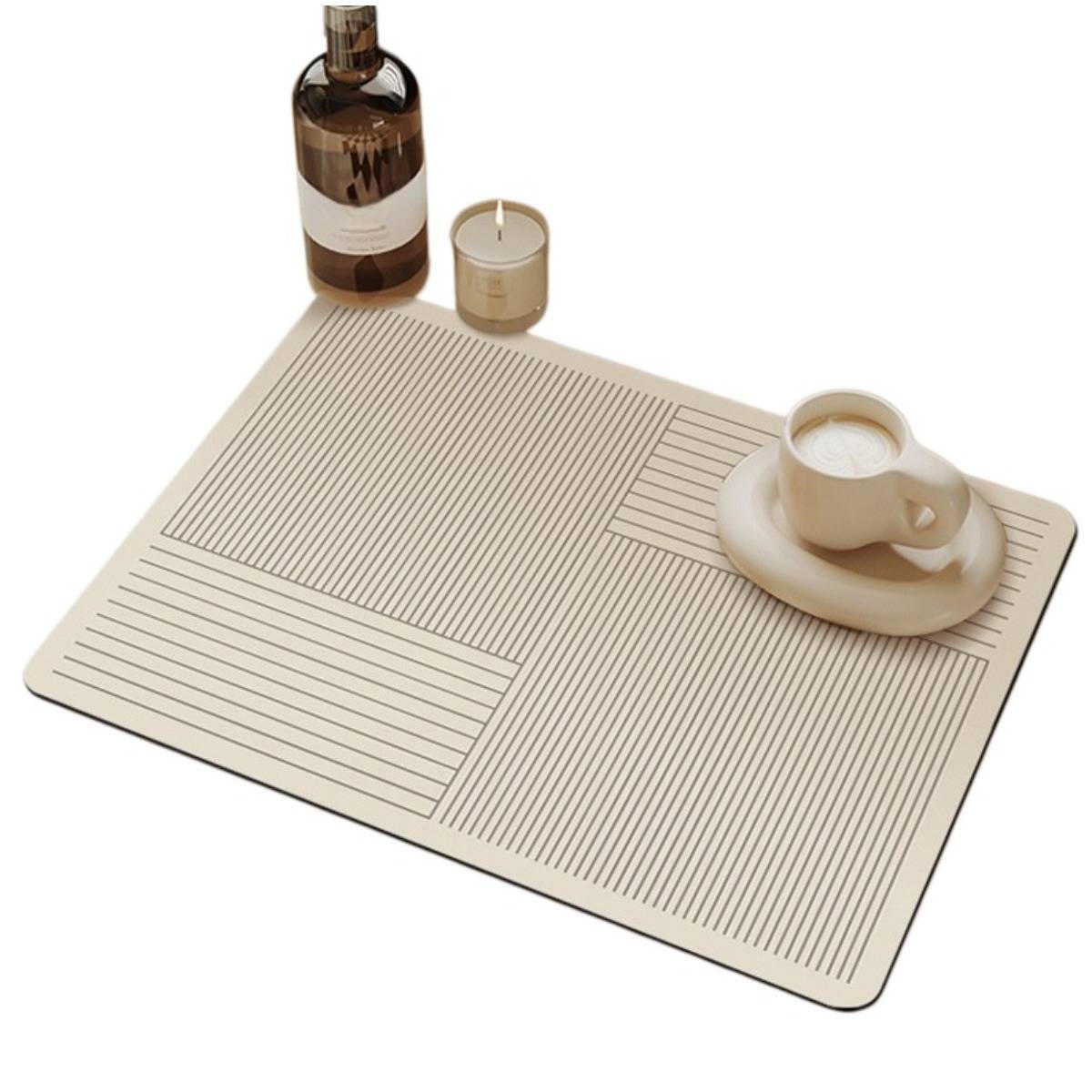 Beigefarbene gestreifte Platzdecke mit einer Kaffeetasse auf einer Untertasse, einer Kerze und einer Flasche, die oben angeordnet sind.