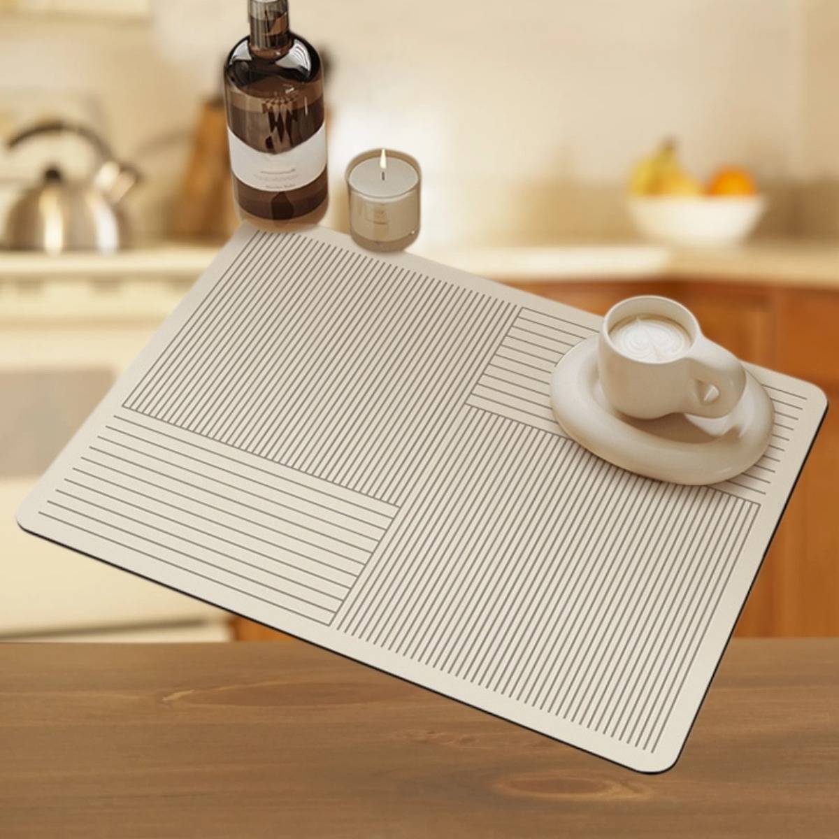 Eine gemusterte rechteckige Platzdecke auf einem Holztisch mit einer Tasse auf einer Untertasse in einem sanft beleuchteten Küchenumfeld.