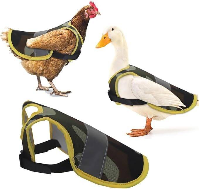 Huhn und Ente tragen Tarnmuster-Geschirrhosen, wobei eine Weste separat im Vordergrund gezeigt wird.