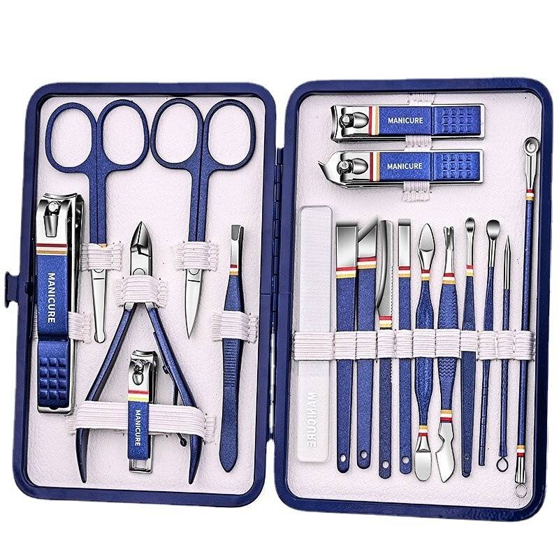 Offenes Maniküre- und Pediküre-Set in einem blauen Koffer, das Nagelknipser, Schere, Nagelhautwerkzeuge, Pinzetten, Feilen und andere Pflegeinstrumente zeigt.