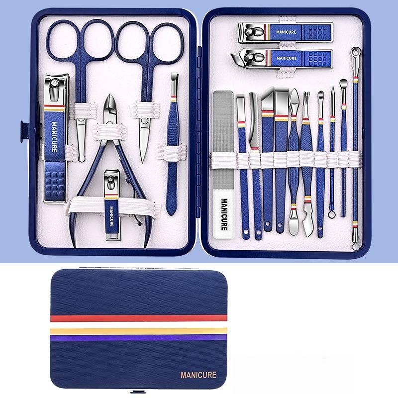 Maniküre-Set in einem blauen Etui, geöffnet mit Nagelknipsern, Schere, Pinzette, Feilen und Nagelhaut-Werkzeugen, plus das geschlossene Etui darunter.