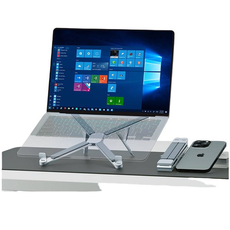 Laptop auf einem verstellbaren Ständer auf einem Schreibtisch, neben einem Tablet-Ständer und einem Smartphone, das einen Windows-Desktop auf dem Bildschirm zeigt.