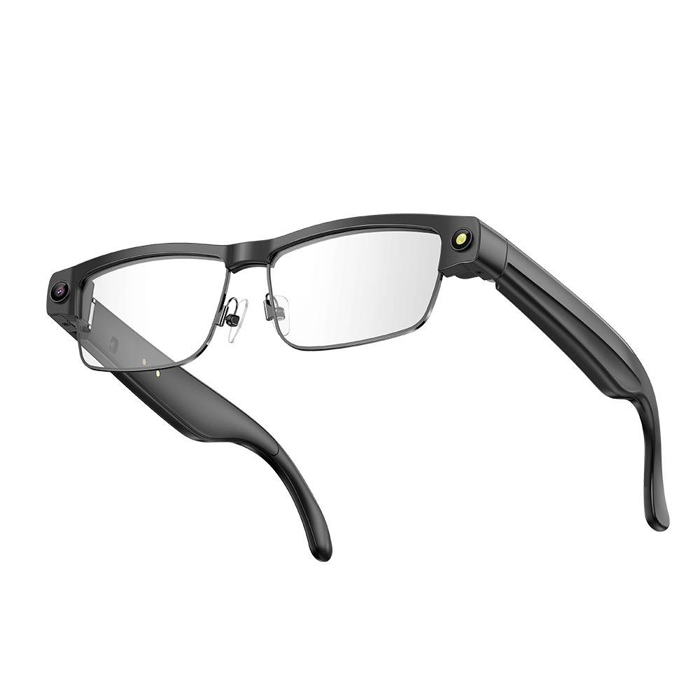 Schwarze rechteckige Brille mit einer eingebauten Kamera im Gestell, auf weißem Hintergrund dargestellt.