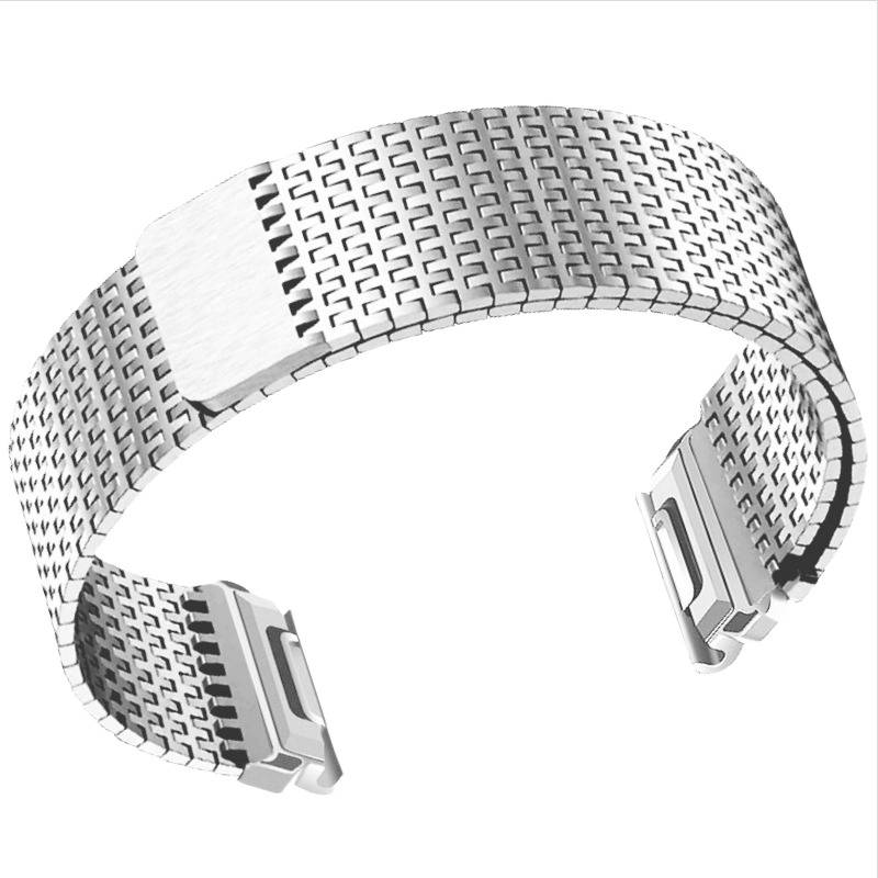 Silberfarbenes Metallarmband mit strukturierten geflochtenen Gliedern und Verschluss, isoliert auf weißem Hintergrund.