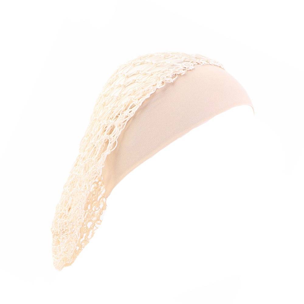 Creme-farbenes Spitzenhaarband auf weißem Hintergrund, dargestellt als einzelnes gebogenes Accessoire.
