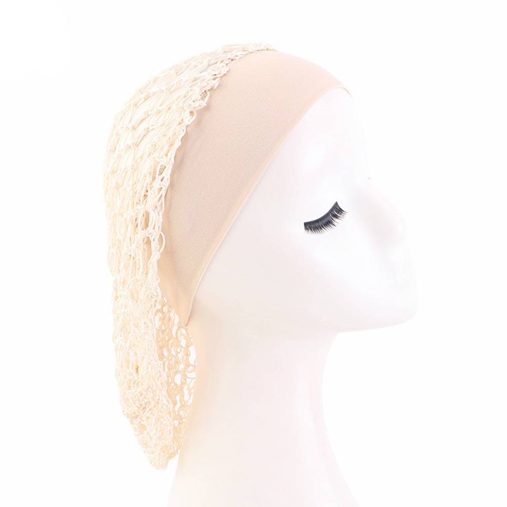 Seitenansicht eines Schaufensterpuppen-Kopfes mit einem beige-farbenen Spitzen-Kopftuch oder Hijab, mit geschlossenem Auge und langen Wimpern, auf weißem Hintergrund.