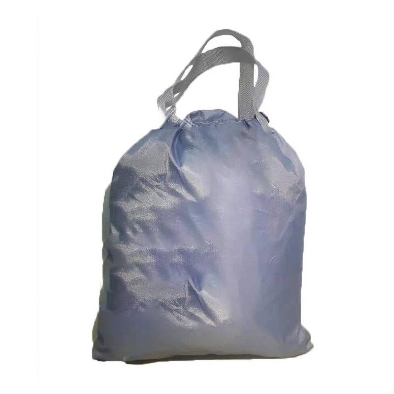Eine graue Stofftasche mit Kordelzug und zwei Henkeln, mittig auf weißem Hintergrund dargestellt.