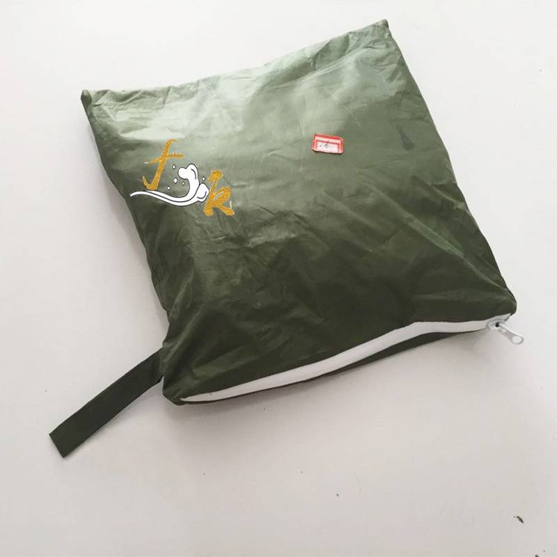 Grüne Reißverschlusstasche mit schwarzem Riemen und kleinem aufgedrucktem Logo auf der Vorderseite
