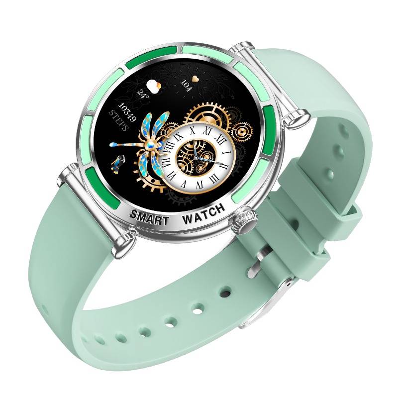 Minzgrüne Smartwatch mit rundem Silbergehäuse, schwarzem Analogzifferblatt und dekorativen Gold-Blau-Zahnrädern auf einem mintgrünen Silikonarmband.