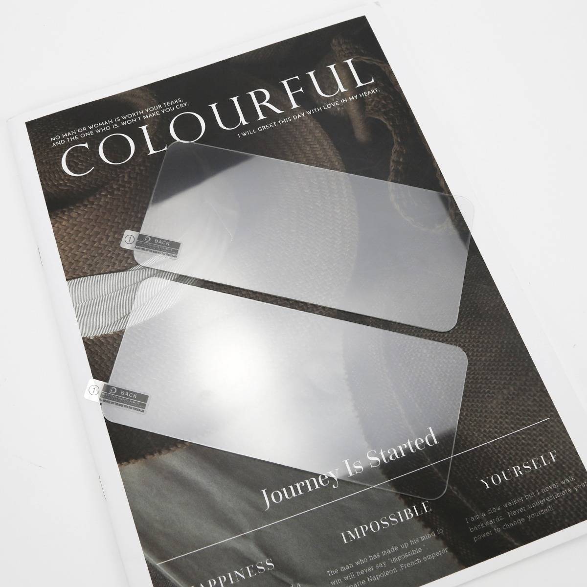 Ein Magazincover mit dem Titel „COLOURFUL" mit zwei leeren silbernen Musterkarten und dem Text „Journey Is Started"" und „IMPOSSIBLE"".