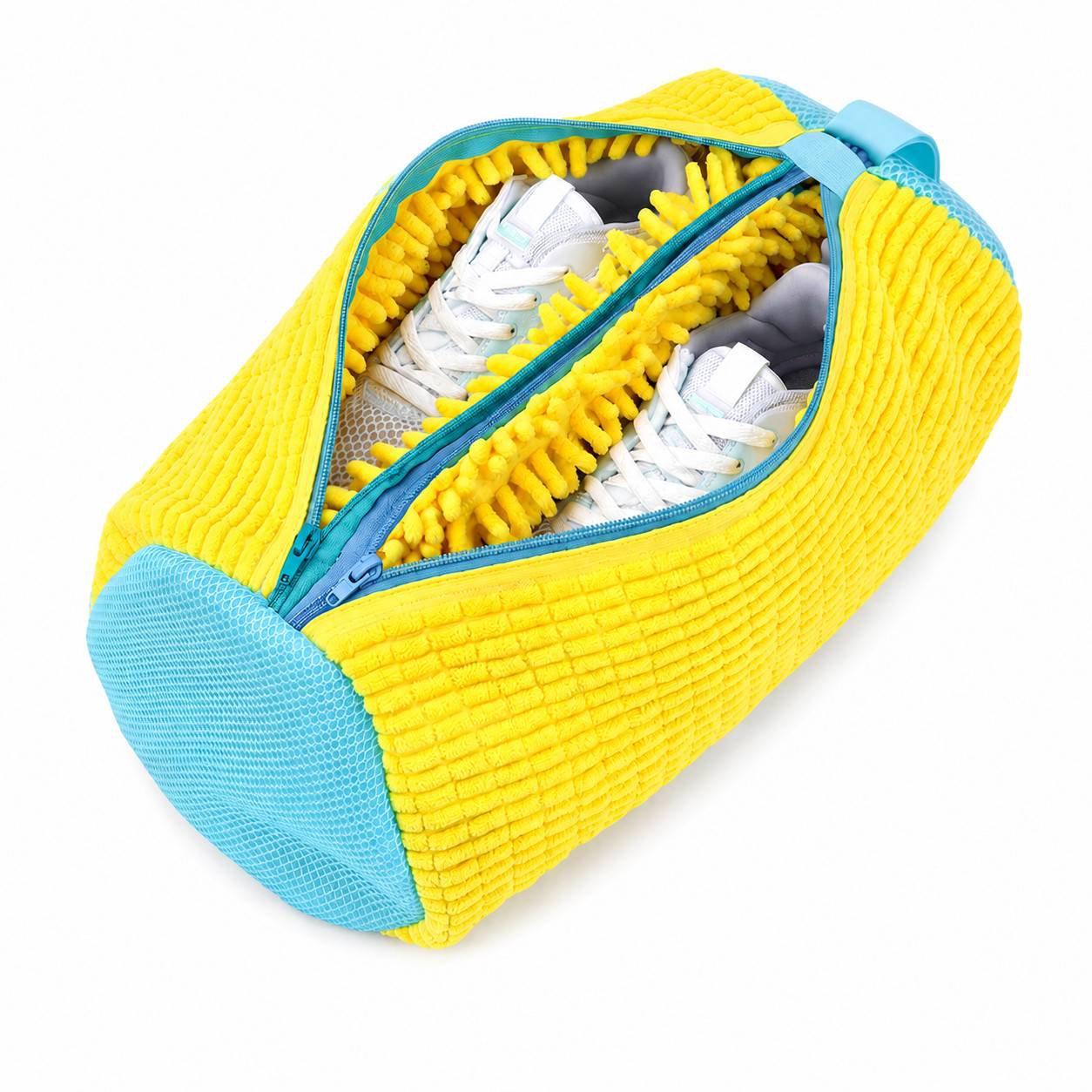 Gelbe Wäschetasche mit Reißverschluss und blauem Rand, offen, um zwei weiße Sneaker im Inneren zu zeigen.