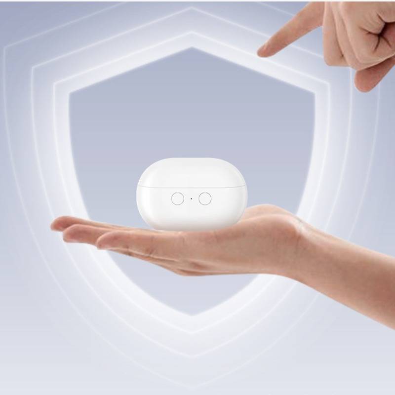 Hand, die ein kleines weißes Wireless-Ohrhörer-Ladeetui mit ausgestrecktem Zeigefinger darüber hält, vor einem leuchtenden Schildhintergrund, der Schutz oder Sicherheit andeutet.